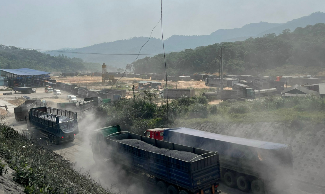 Xe chở than từ Lào về Việt Nam tại cửa khẩu La Lay. Ảnh: Quang Thành